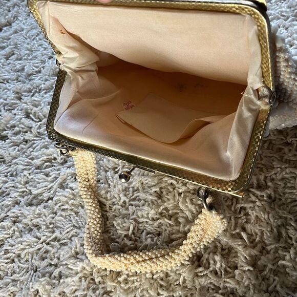 Beautiful cream 1960s Vintage Handmade White Beaded Handbag Purse Kiss-lock - Picture 7 of 16